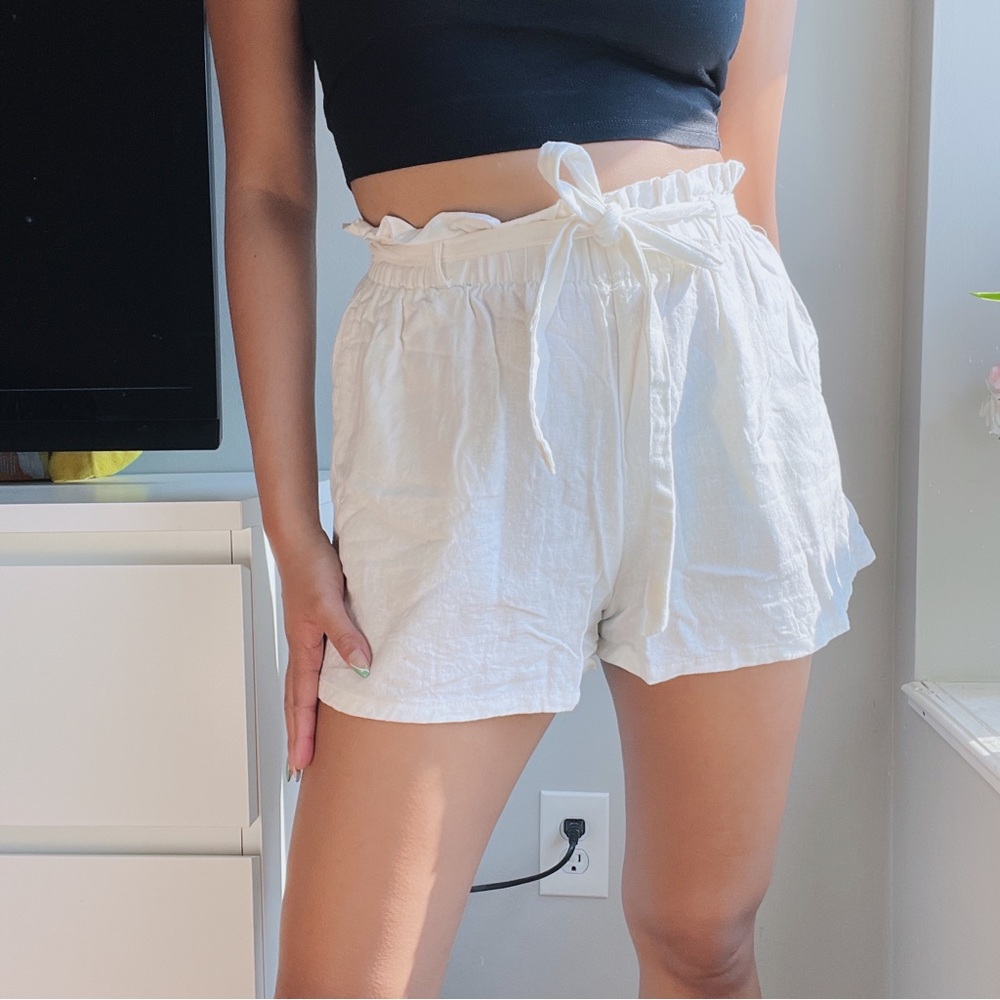Selling this gorgeous Aeropostale cream linen belted shorts.